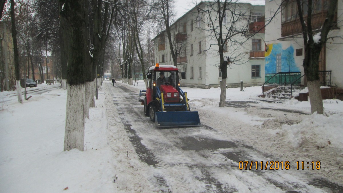 Московская префектура организовала работы по очистке тротуаров от снега 07.11.2016