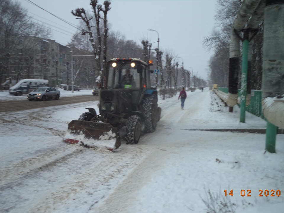 Проведение работ по очистке тротуаров от снега 14.02.2020