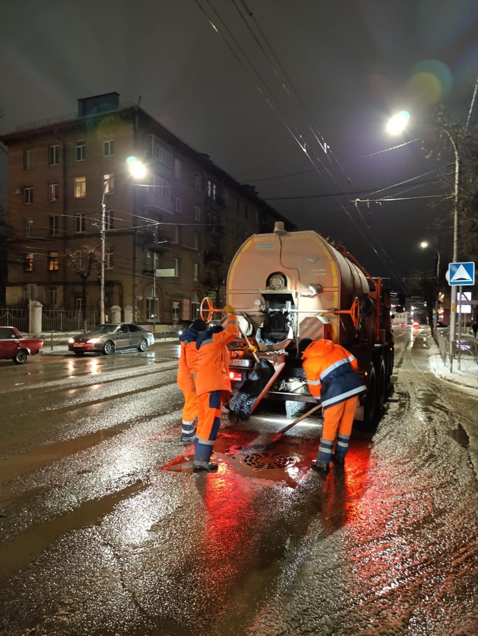 Ночью в городе проводилась уборка