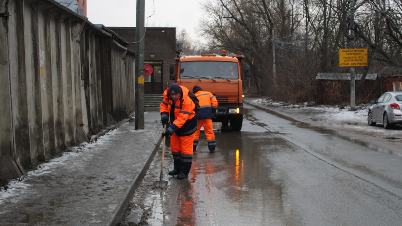 В городе продолжается уборка и обработка пешеходных зон