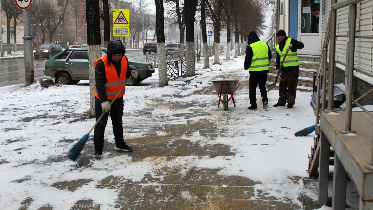 Продолжается расчистка тротуаров 04.02.2020