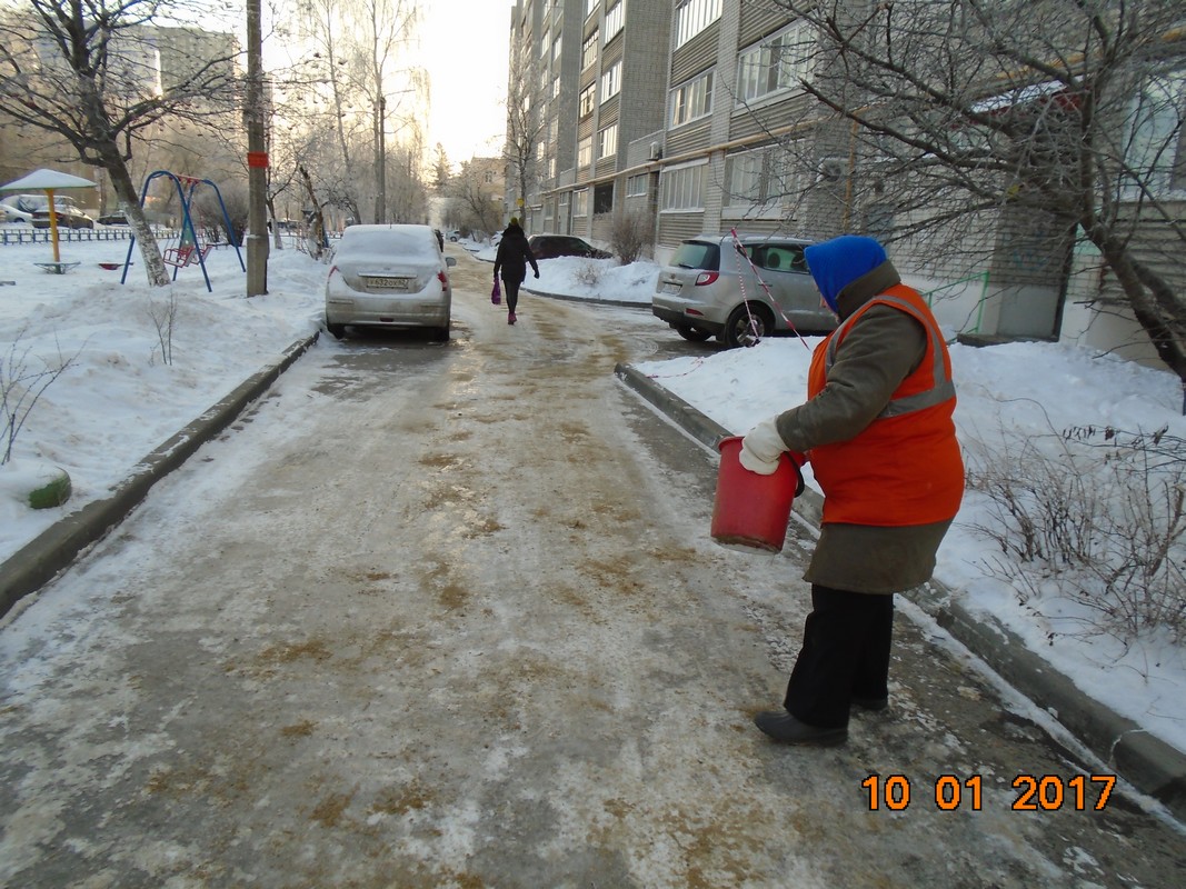 Префектурой организованы работы по посыпке пешеходных тротуаров 11.01.2017