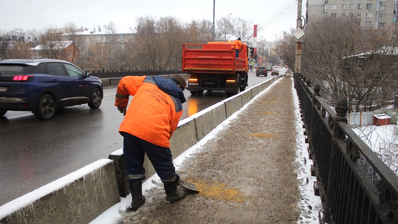 В городе продолжается уборка дорог и расчистка тротуаров