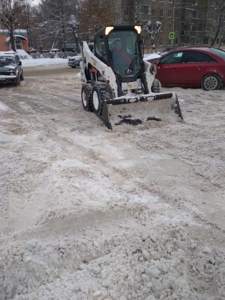 В Московском районе после обильного снегопада продолжаются работы по расчистке дворовых территорий от снега при помощи предприятий и организаций района 11.01.2022