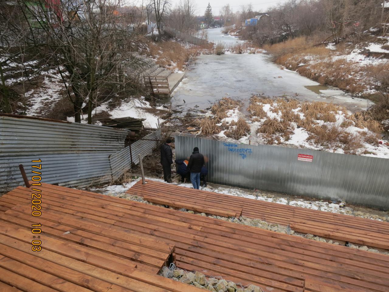 Сотрудниками МКУ «Управление по делам территории города Рязани» проведены мероприятия по принудительной уборке металлического ограждения