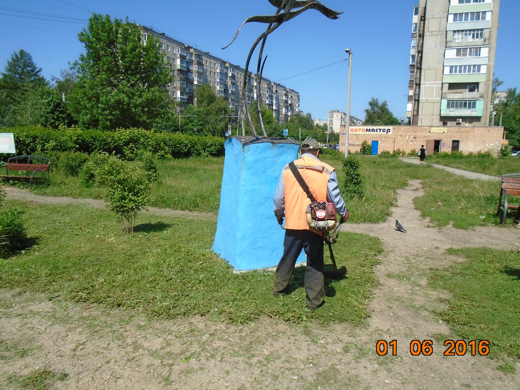 В сквере «Белые журавли» организованы работы по окосу травы 02.06.2016
