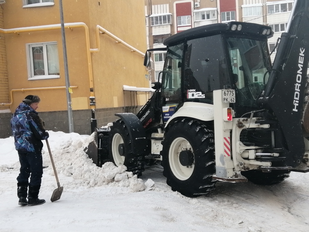 Работники МКУ «УДТ города Рязани» продолжают мониторинг дворов и прилегающих территорий на предмет очистки от снега 19.01.2021