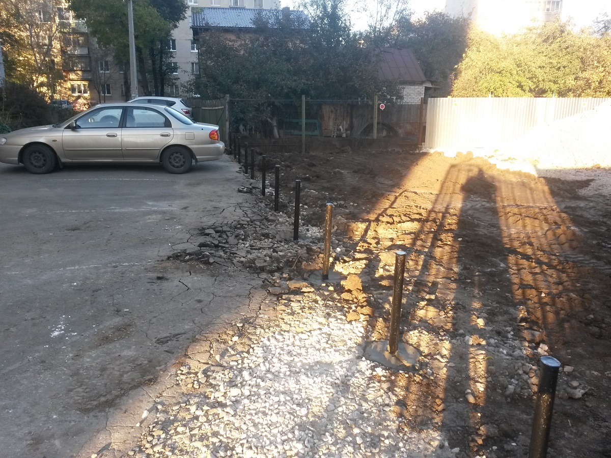 Проведена уборка дворовой территории дома 22 по улице Комбайновой 26.10.2015