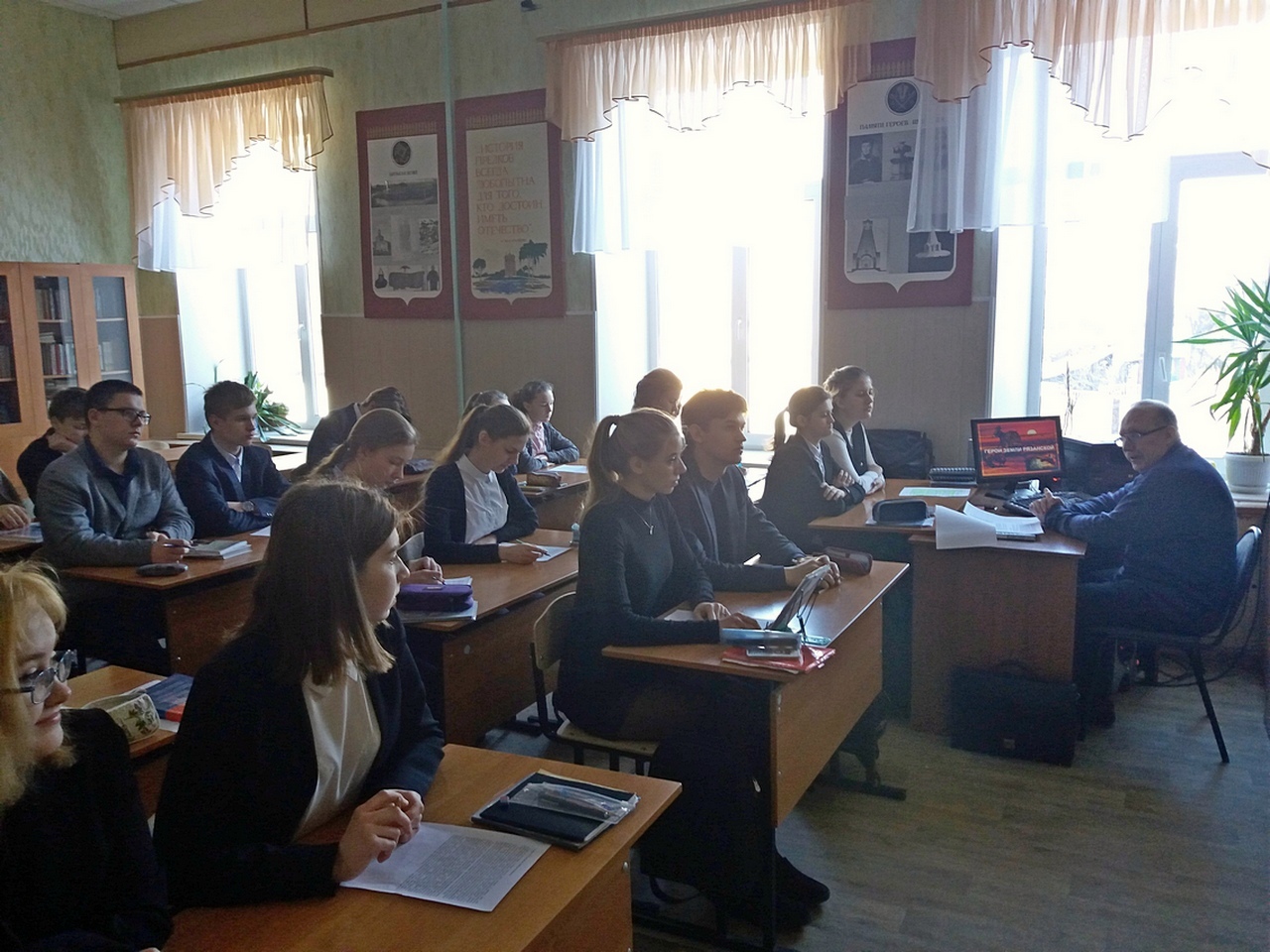 В школе №7 прошел открытый урок «Улицы Рязани, названные именами рязанцев-героев Советского Союза»