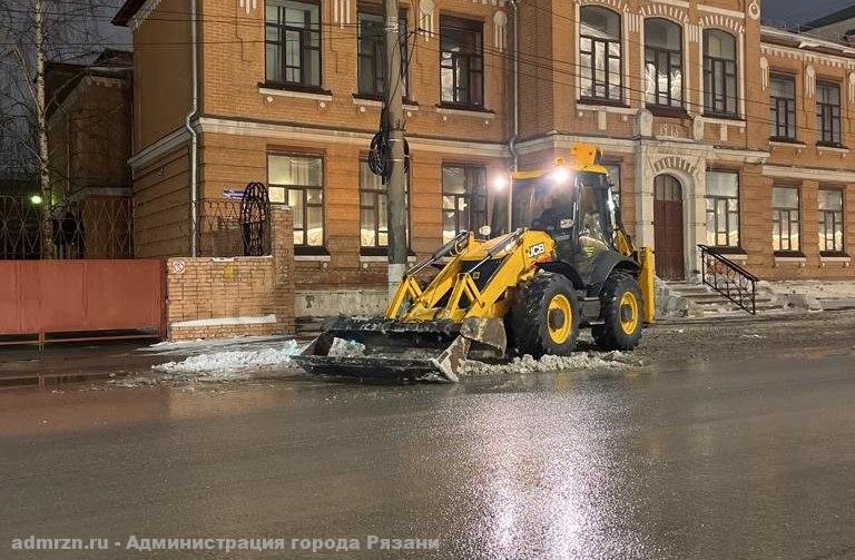 Уборка города продолжится ночью: список улиц, на которых будет работать спецтехника