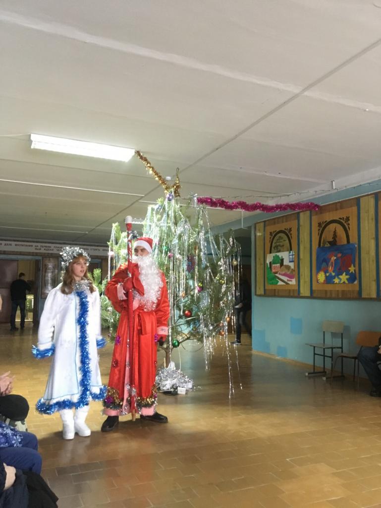 В Железнодорожном районе продолжается проведение новогодних елок для детей