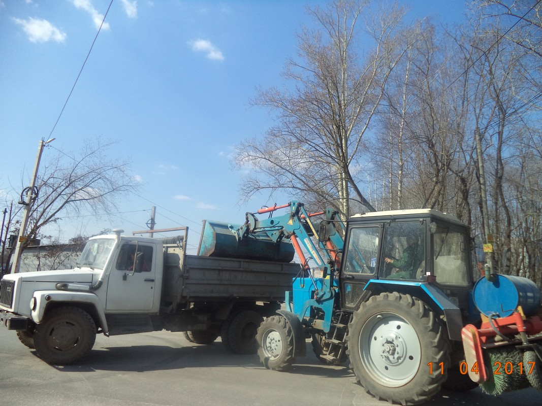 В рамках весеннего месячника продолжается уборка прилотковой части дороги 11.04.2017