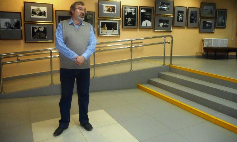 В Центральной городской библиотеке открылась выставка Андрея Бардошина
