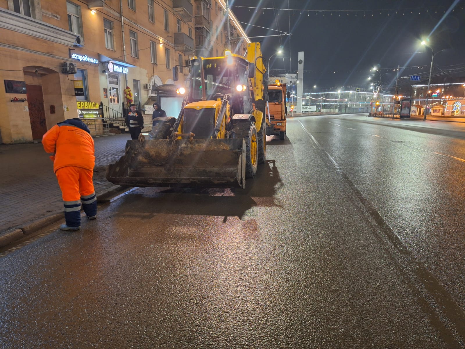 Ночью в городе убирали дороги