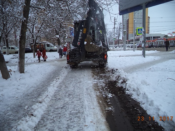 Продолжается уборка снега в Железнодорожном районе