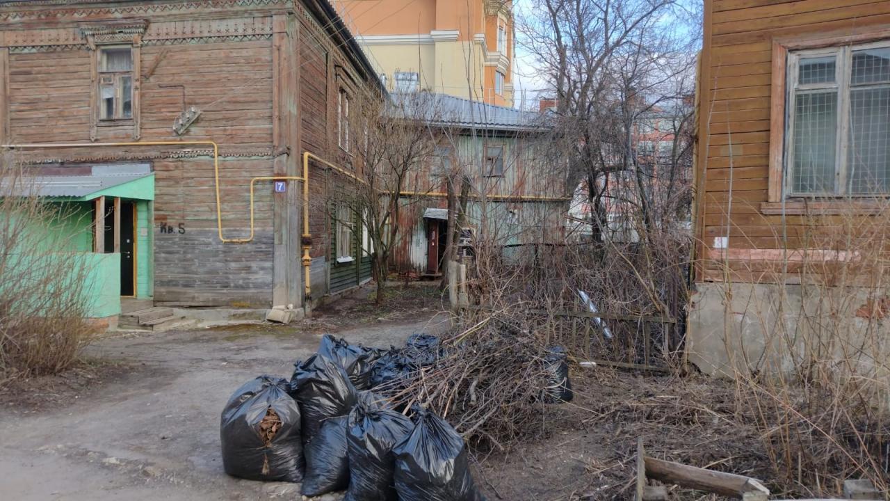 В Советском районе продолжают выполняться работы по санитарной уборке и благоустройству территории района 06.04.2023