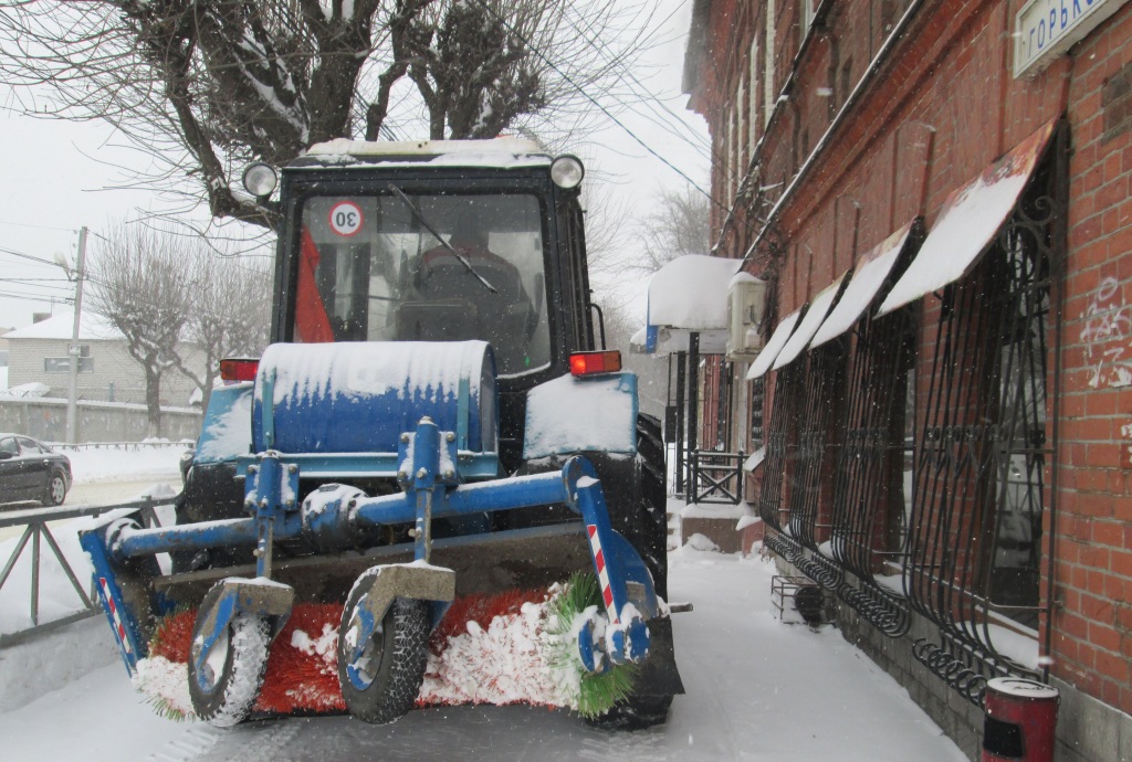 Префектурой Советского района продолжается организация работ по уборке снега с территории района