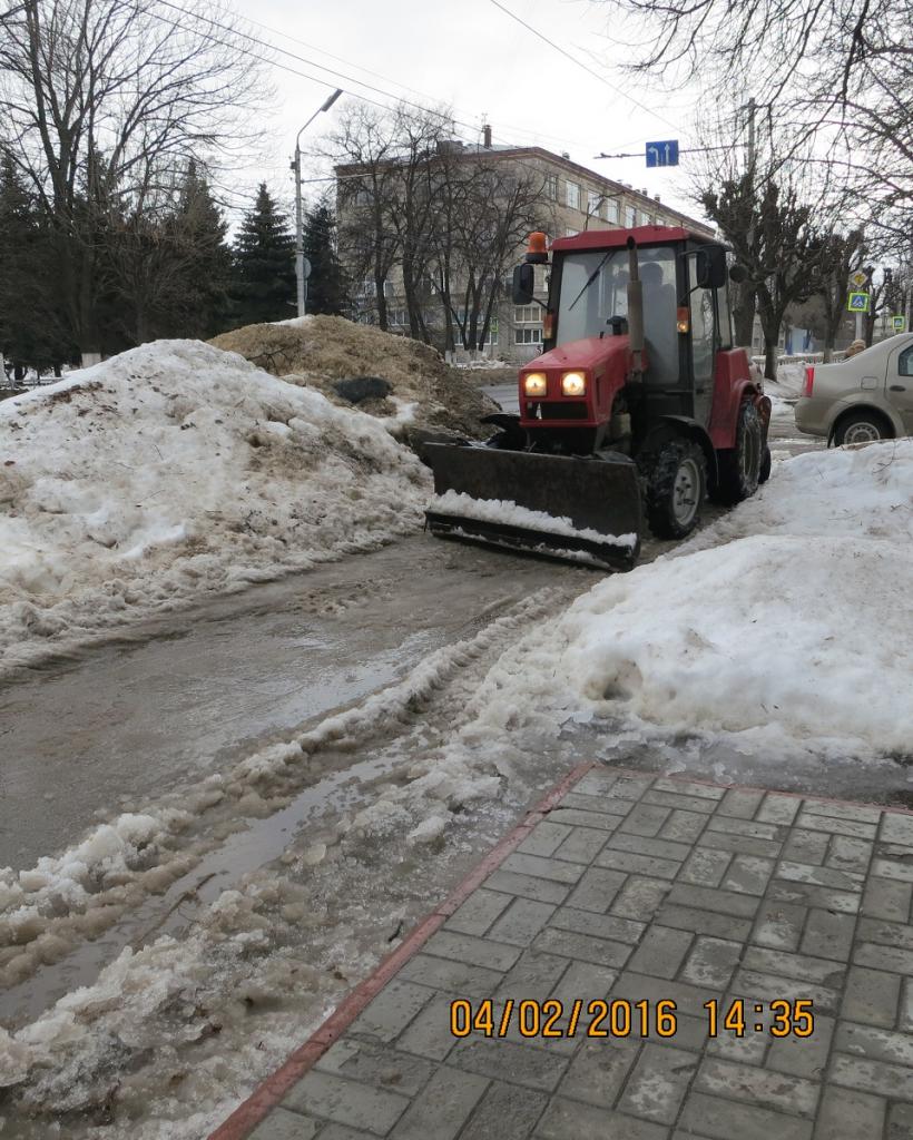 Городские предприятия и организации оказали помощь  в очистке тротуаров и уборке снега в Октябрьском районе