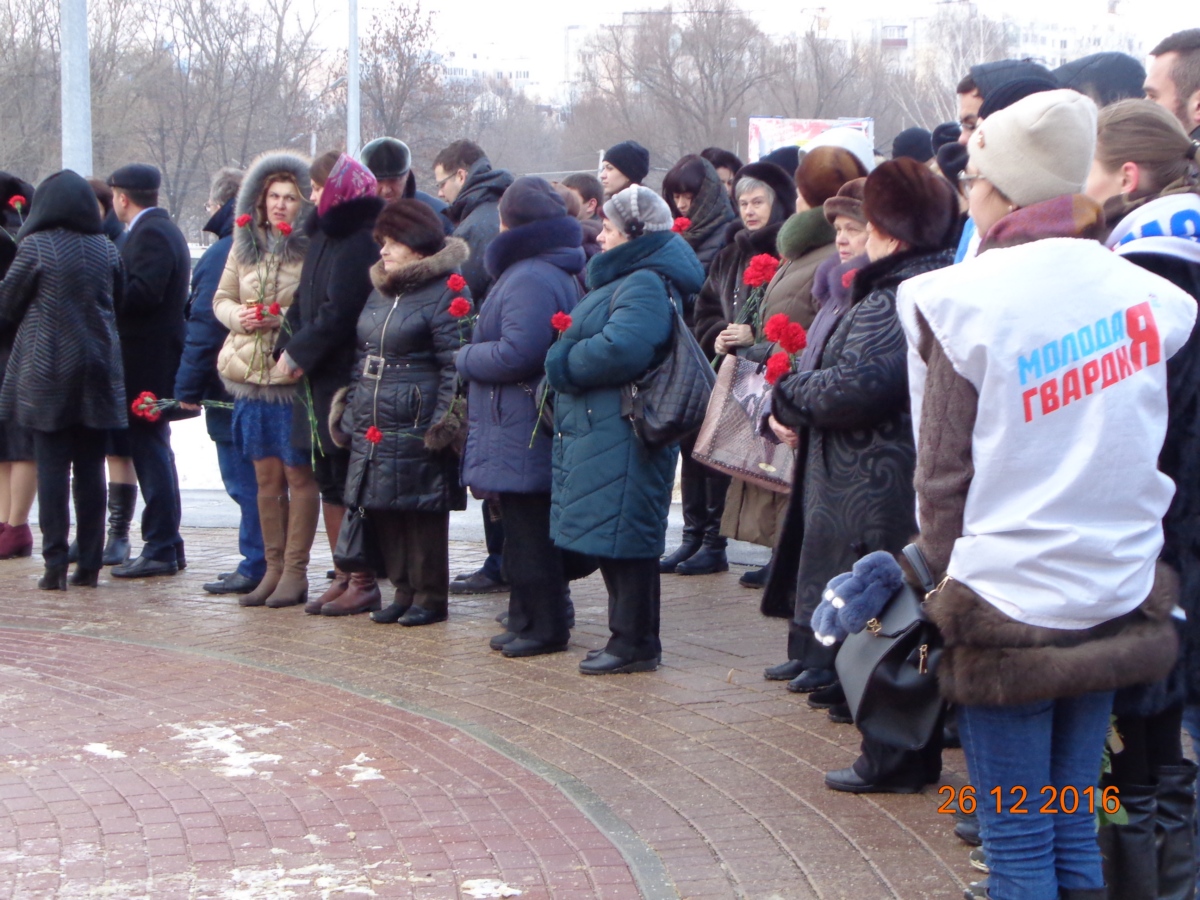 Сотрудники префектуры Октябрьского района приняли участие в траурном мероприятии