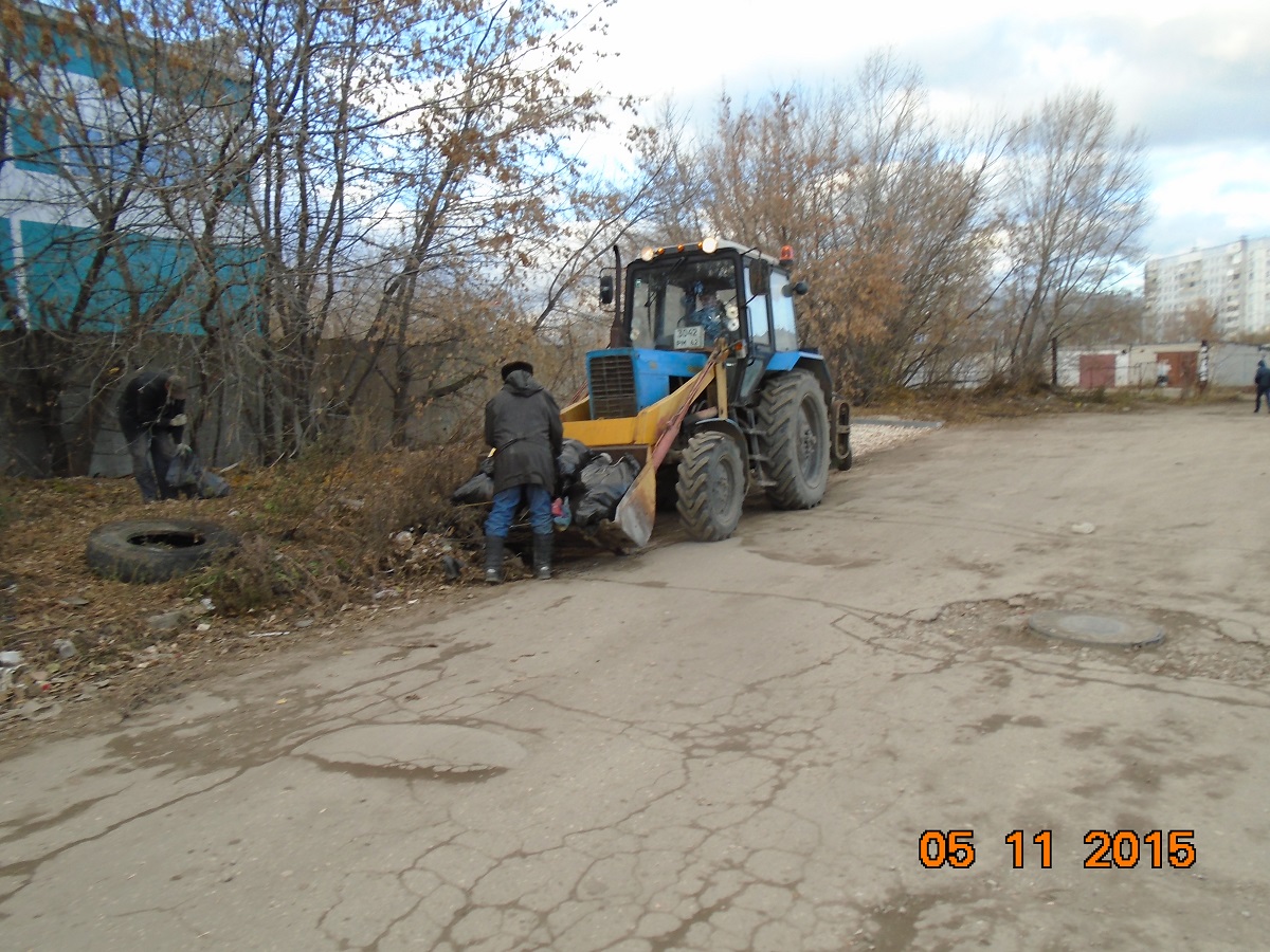 В Московском районе продолжаются работы по санитарной уборке территорий 05.11.2015