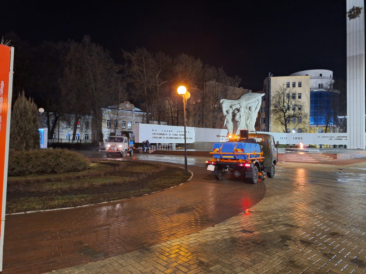 Ночью в городе подметали дороги и тротуары