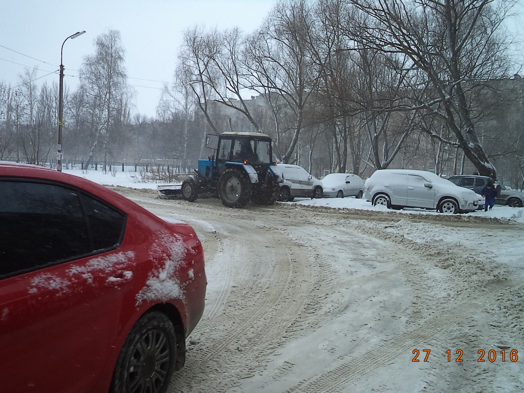 В Московском районе организованы работы по расчистке от снега пешеходных тротуаров 28.12.2016