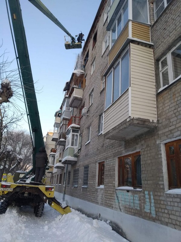 Очистка от снега и наледи крыш многоквартирных домов 18.02.2021