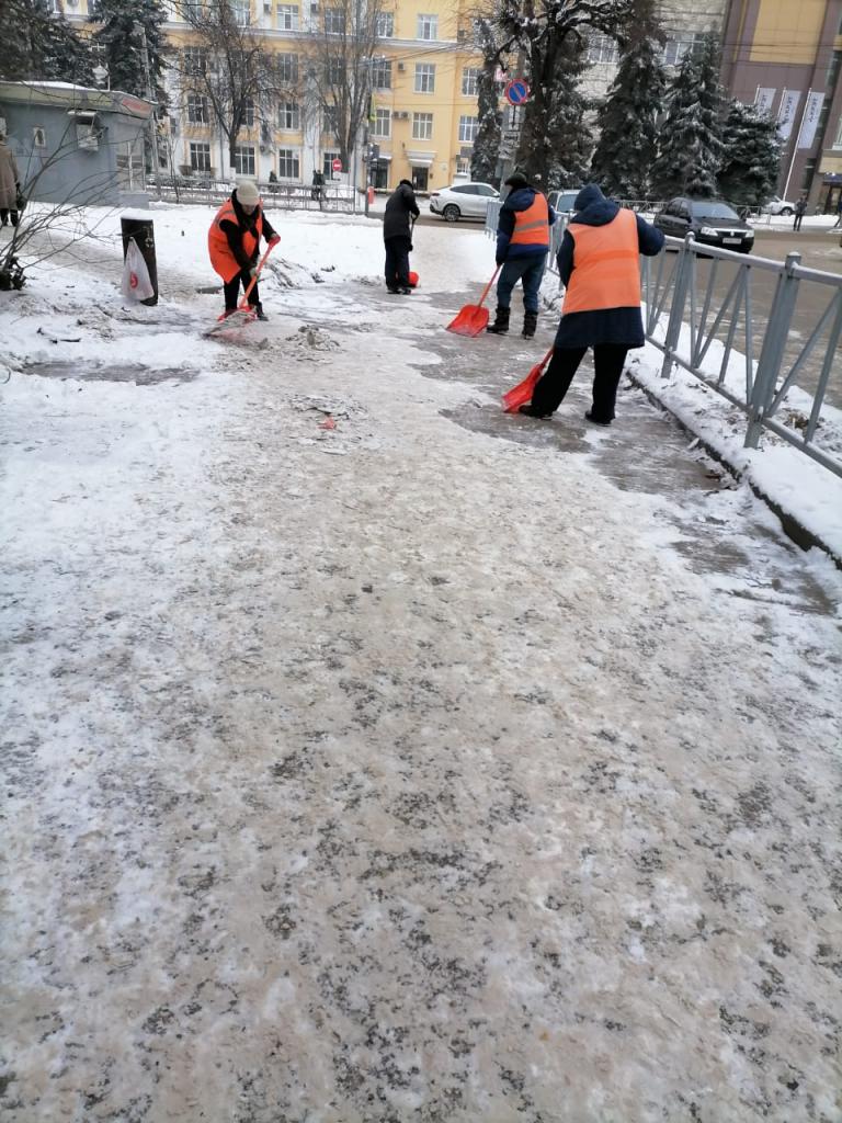 В Советском районе активно проводится работа по уборке муниципальных тротуаров 16.12.2020