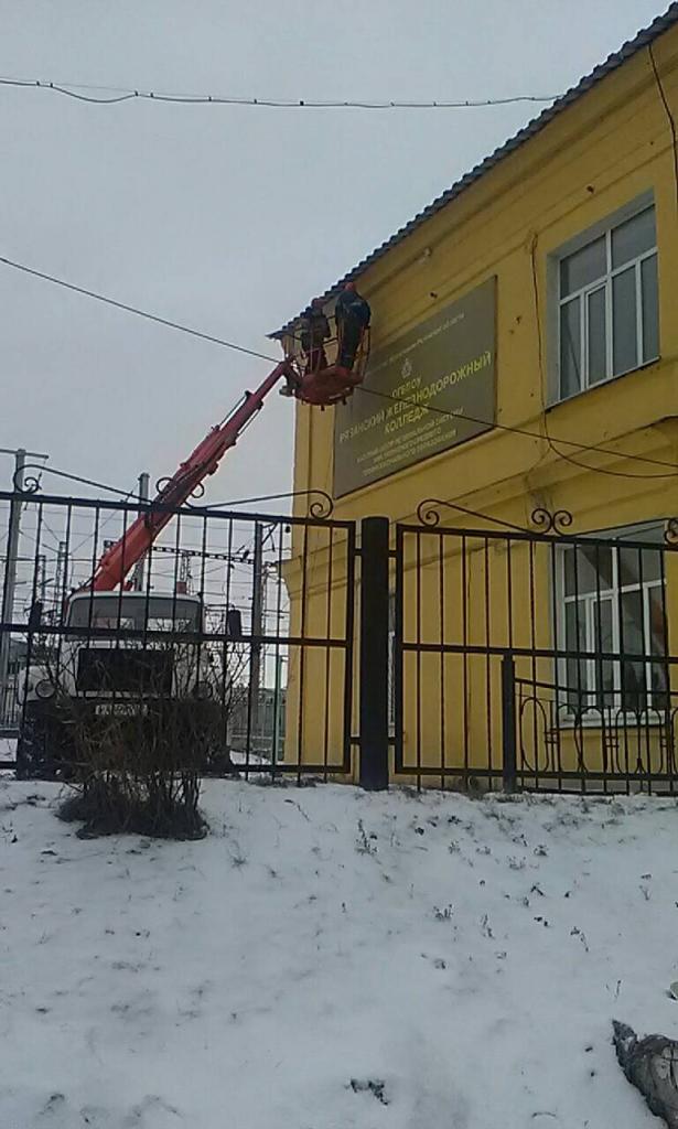 В Железнодорожном районе продолжается работа по украшению фасадов зданий
