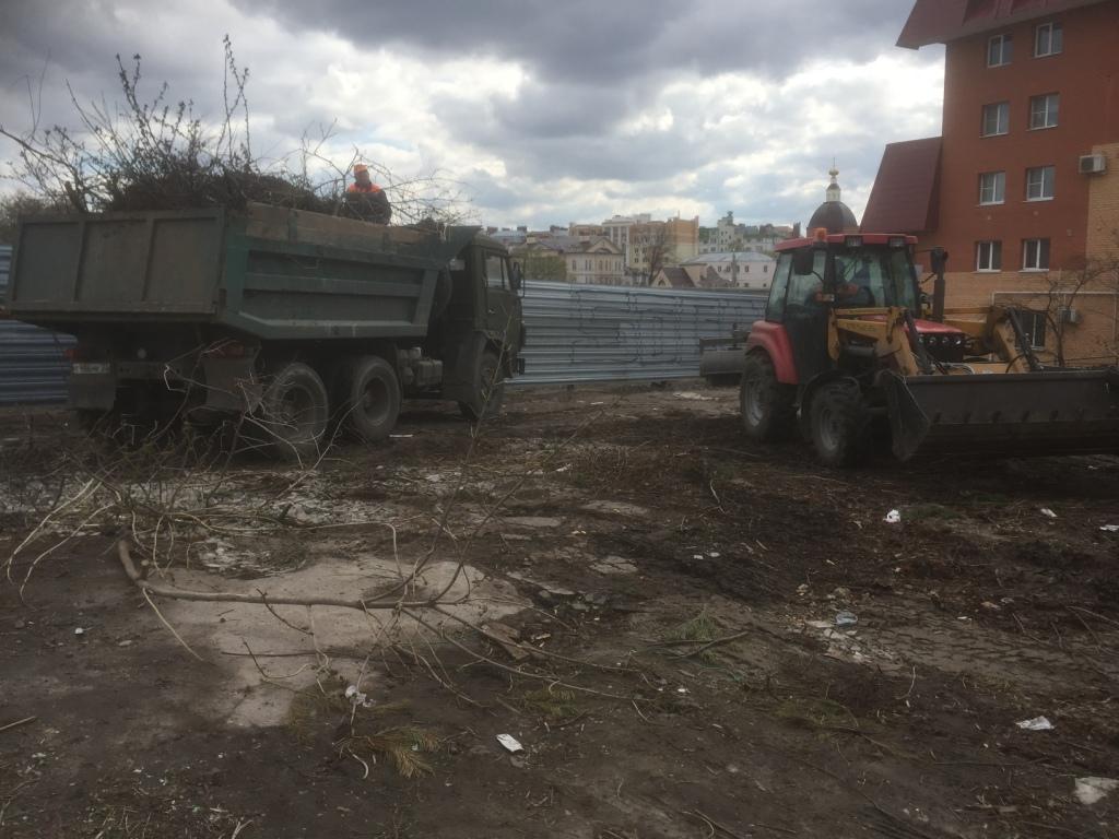 Санитарная уборка территории на улицах Затинная и Новослободская 29.04.2021
