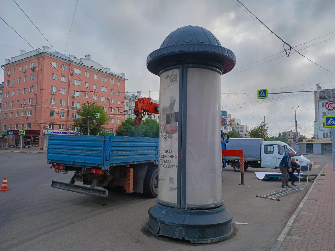 В Октябрьском районе демонтирована рекламная конструкция на Театральной площади