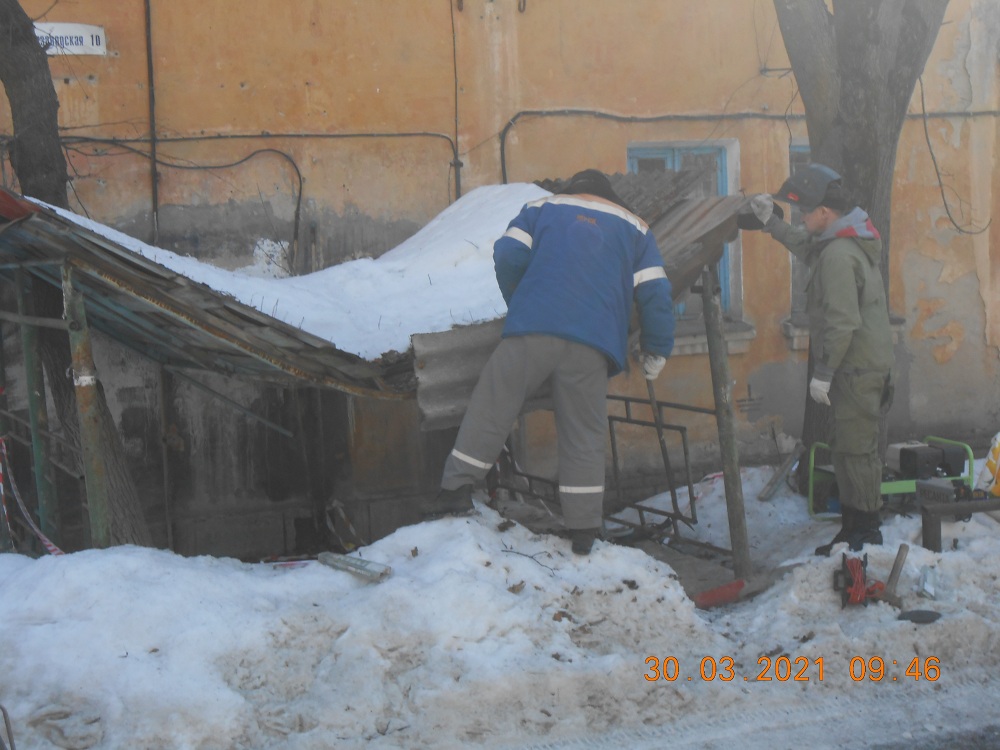 Работниками "Управления по делам территории города Рязани" организованы работы по демонтажу конструкции, находящейся в аварийном состоянии