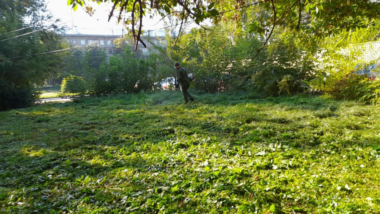 Проведены работы по окосу травы, вырубке поросли и уборке мусора в сквере по улице Дзержинского
