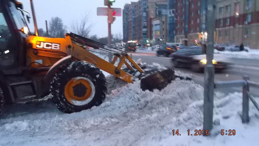 В Железнодорожном районе произведена уборка тротуаров от снега