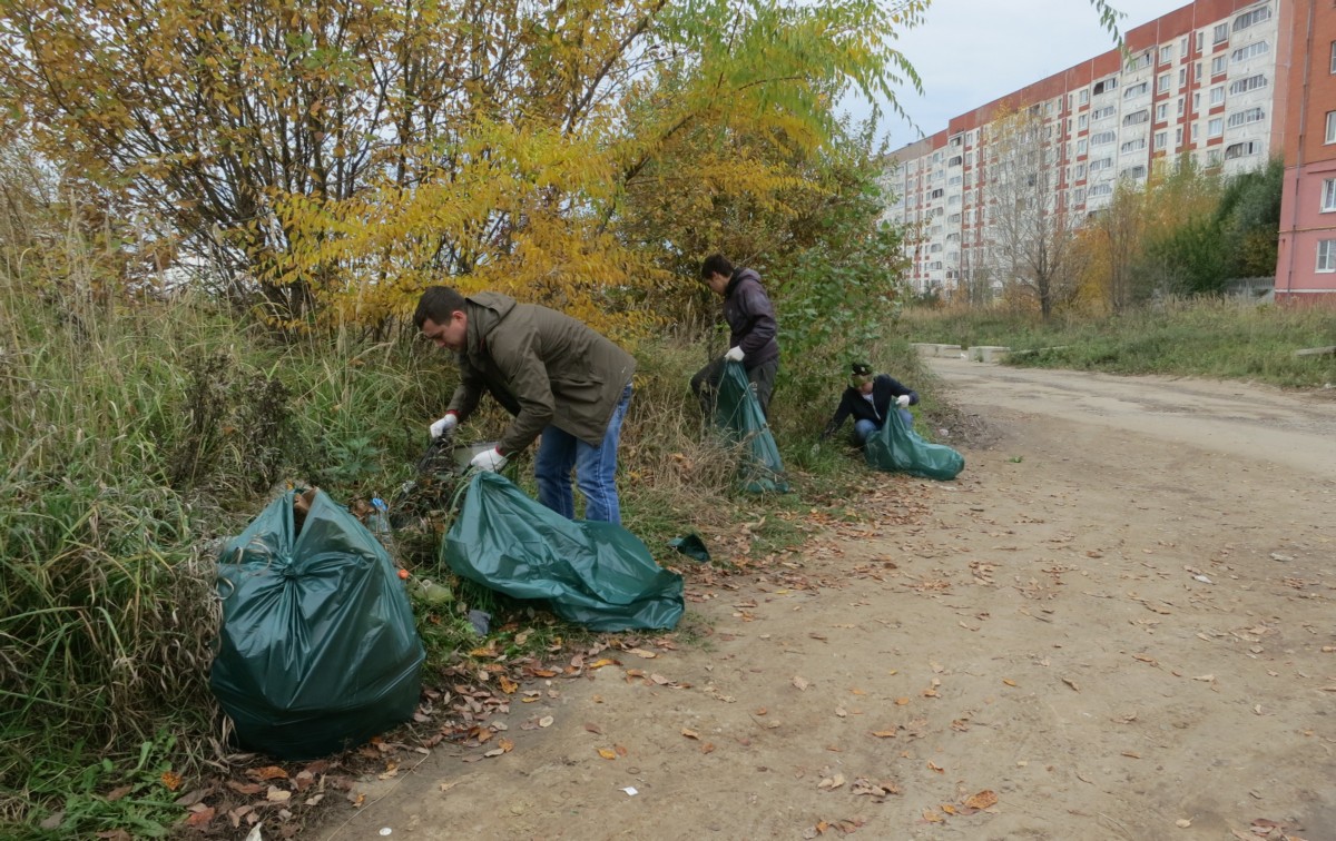 В Октябрьском районе организован субботник по уборке зеленых зон