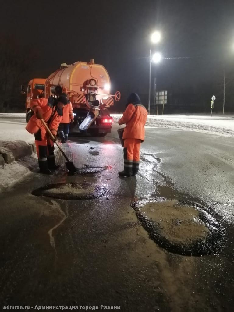 В Рязани продолжается заделка аварийных выбоин литой асфальтобетонной смесью