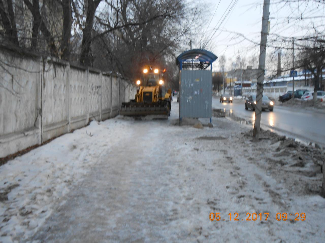 Проведены работы по очистке тротуара от снега и наледи по ул. Чкалова