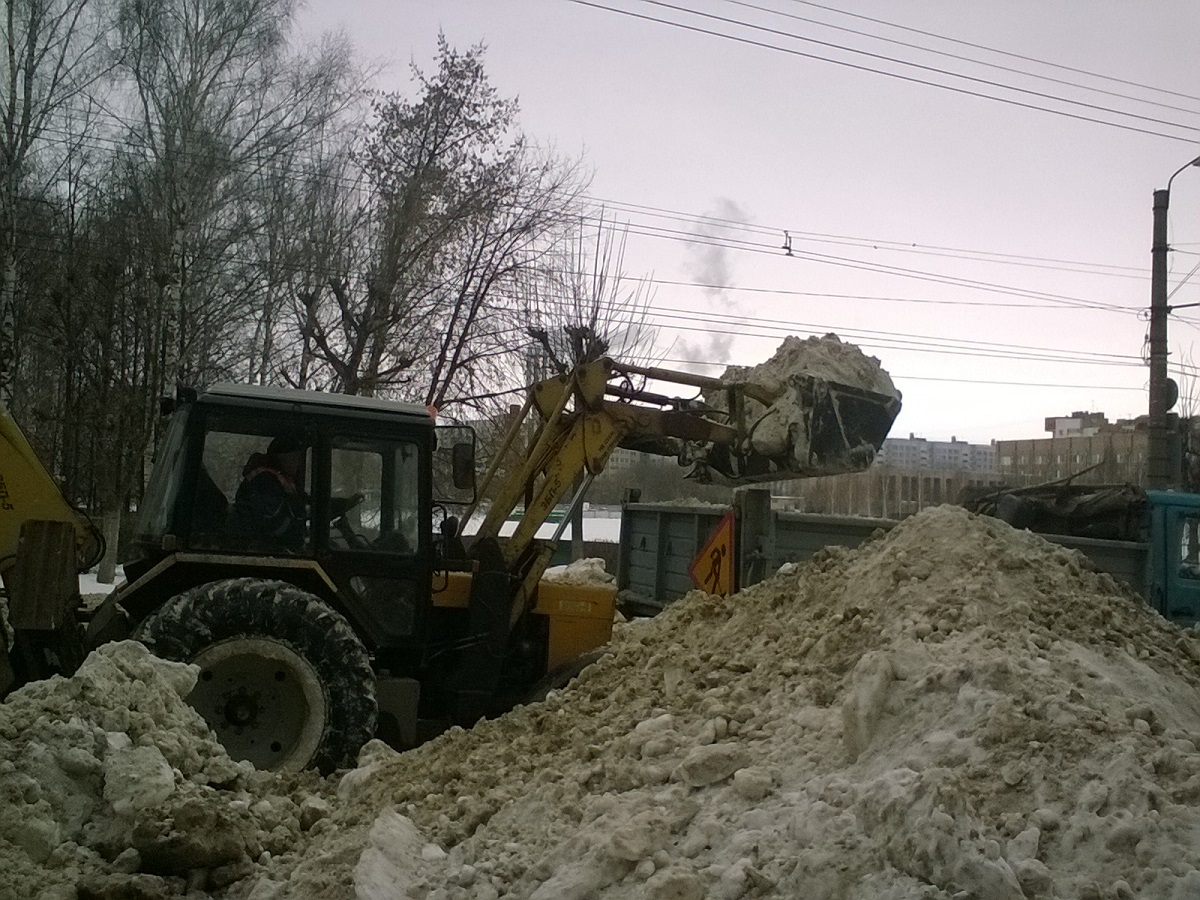 Продолжаются работы по вывозу снега с улицы Крупской 14.01.2016
