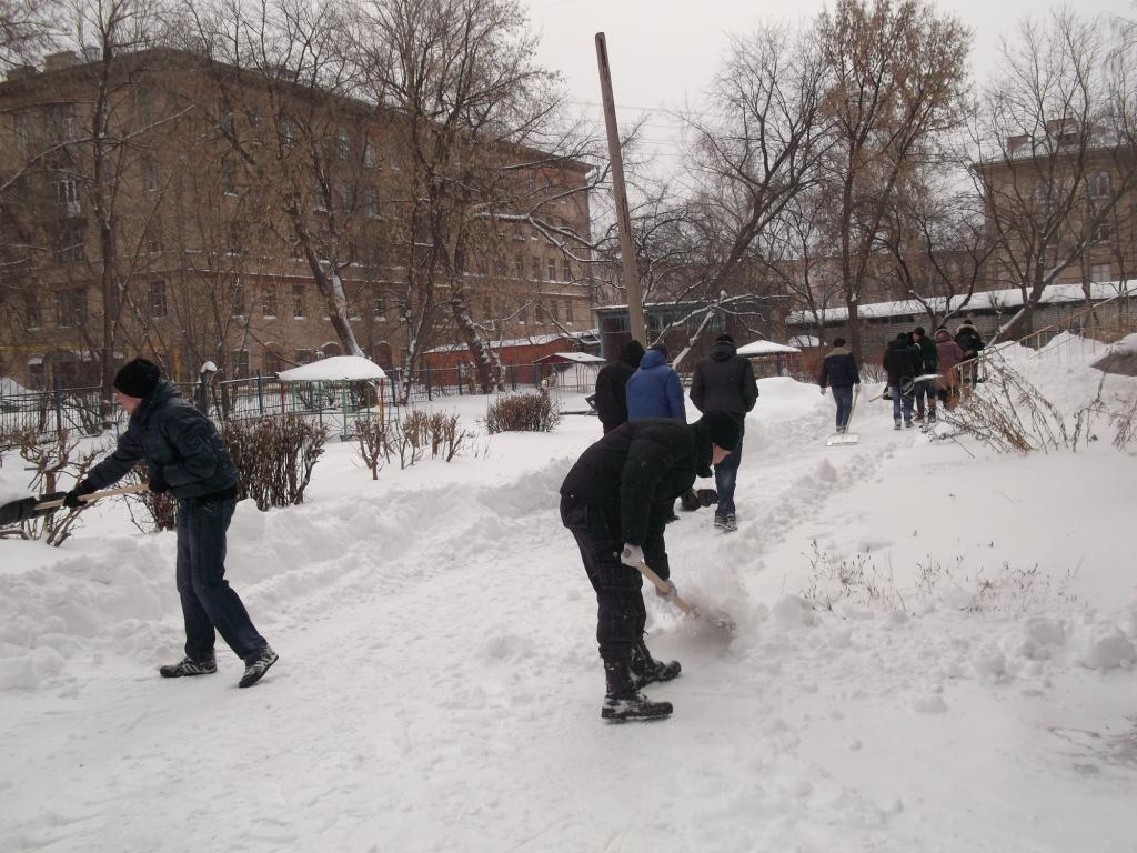 Студенты очистили от снега территорию детского сада №10 в Рязани