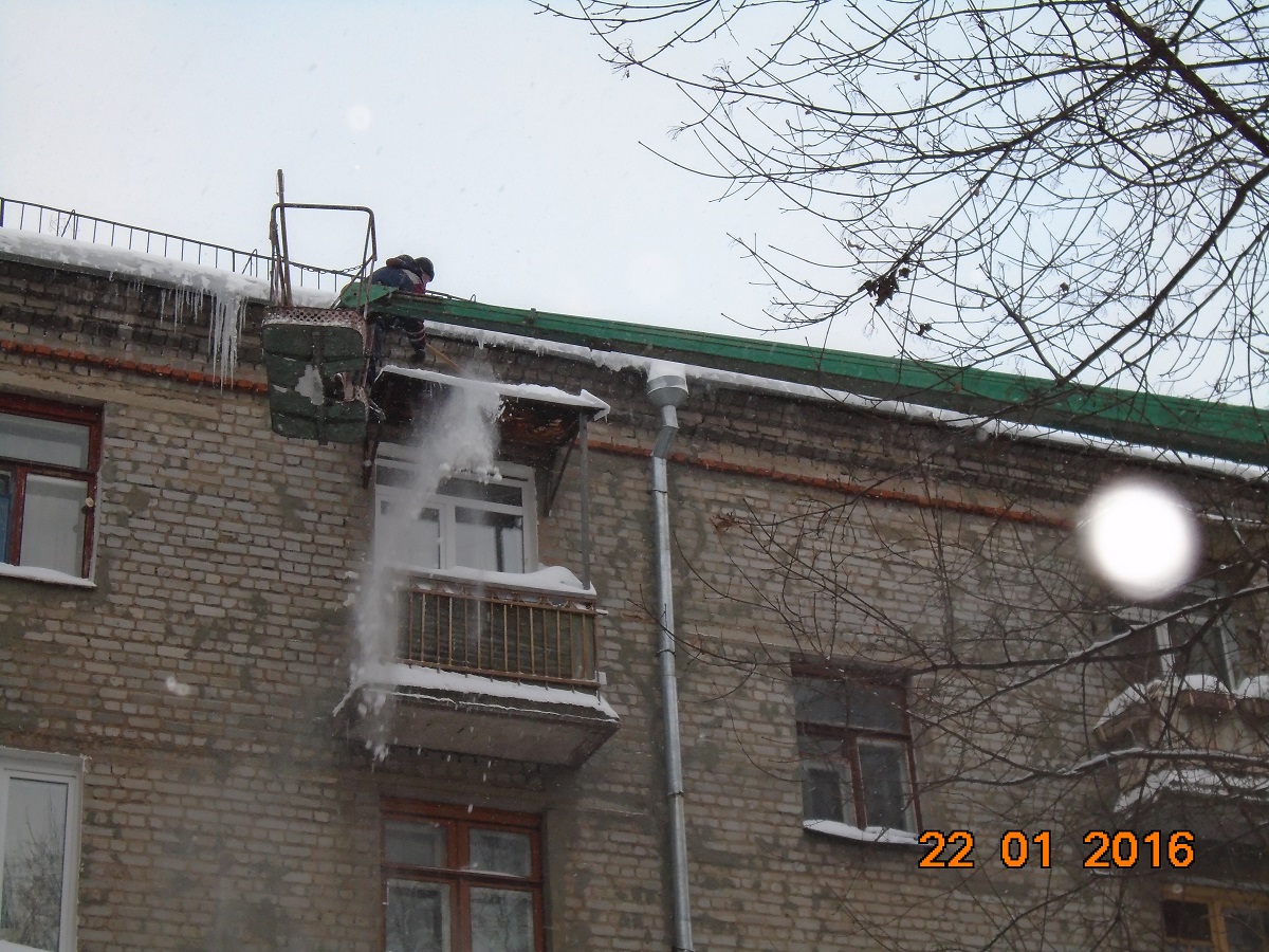 В Московском районе продолжается очистка кровли от снега и наледи 22.01.2016