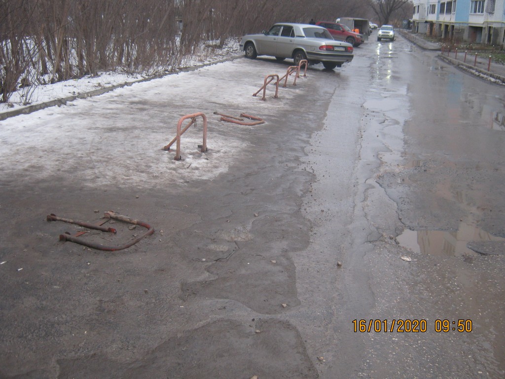 Сотрудниками "Управления по делам территории города Рязани" организованы работы по демонтажу незаконно установленных парковочных конструкций 16.01.2020