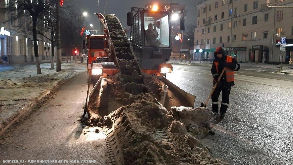 Спецтехника продолжит уборку и обработку дорог и тротуаров в ночное время