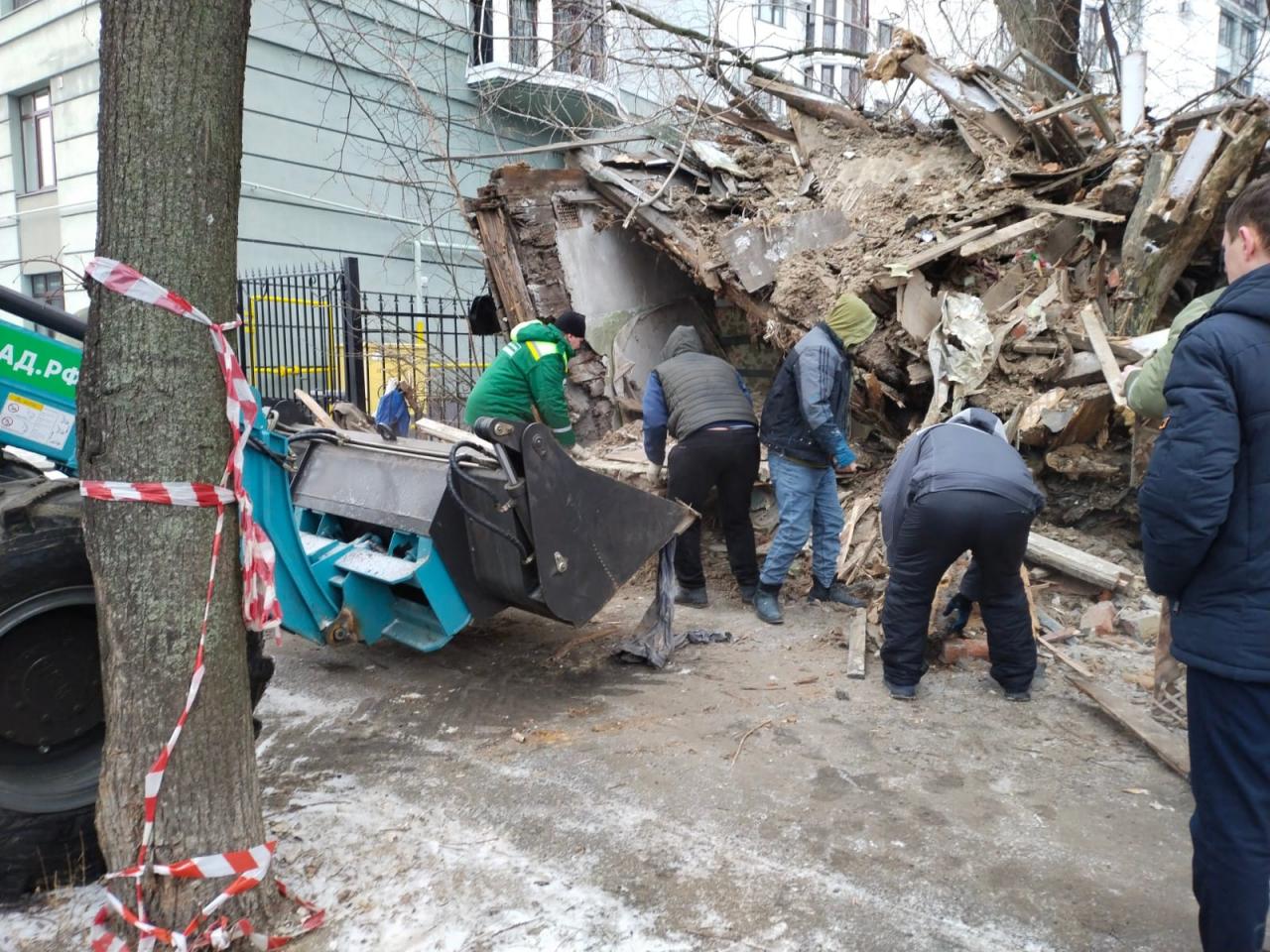 Организованы и проведены работы по сносу пристройки к дому 46 по улице Право-Лыбедская 02.02.2023