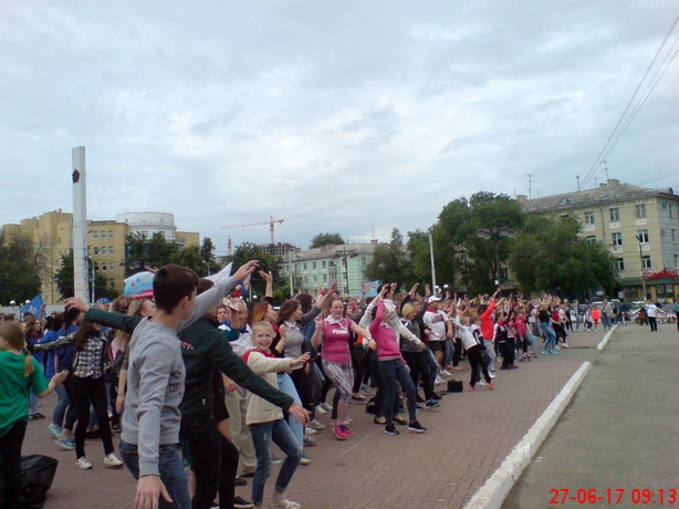 В Железнодорожном районе прошла общественно-спортивная акция «Большая зарядка на площади Победы»