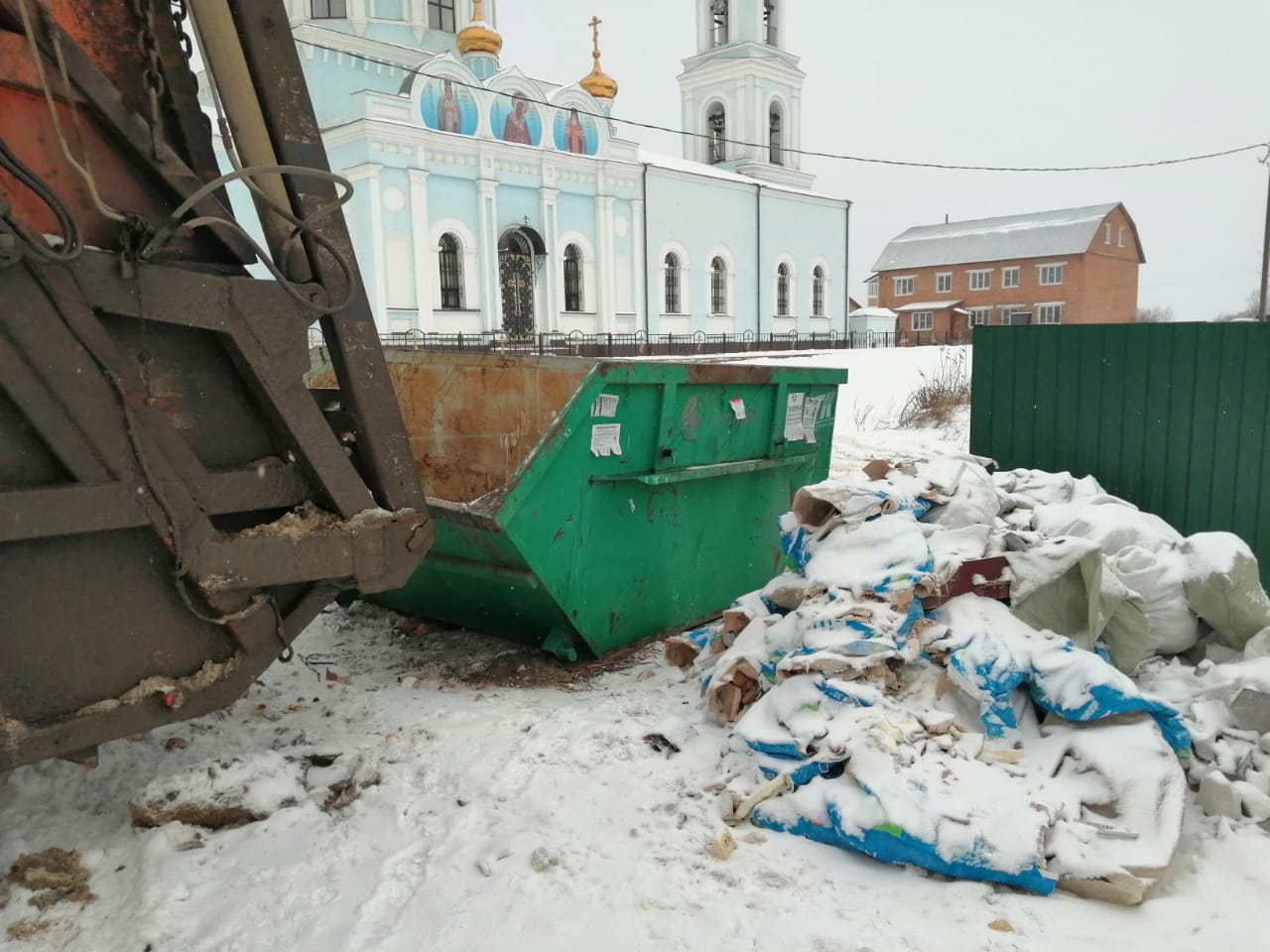 Организованы работы по уборке несанкционированного строительного мусора в районе дома 1 на улице Казанской 12.01.2021