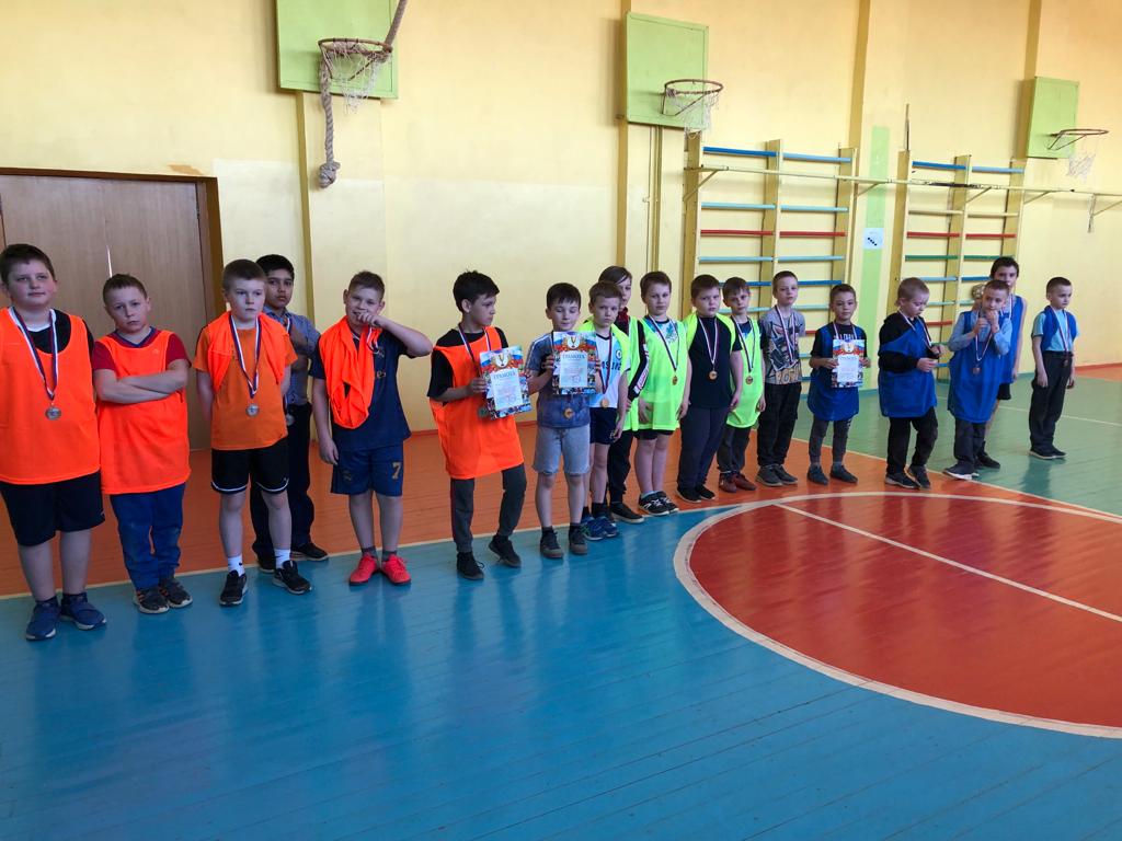 В Советском районе прошли соревнования по мини-футболу среди школьников поселка Борки 22.03.2022