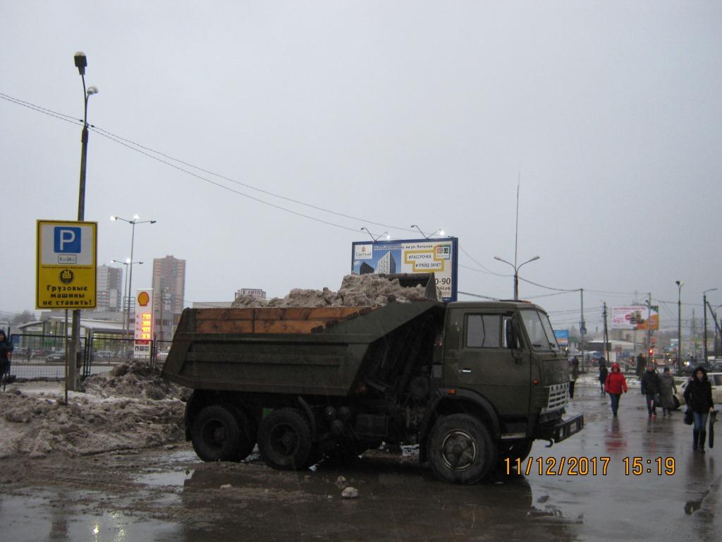 Продолжаются работы по уборке и вывозу снега с территории Советского района 12.12.2017