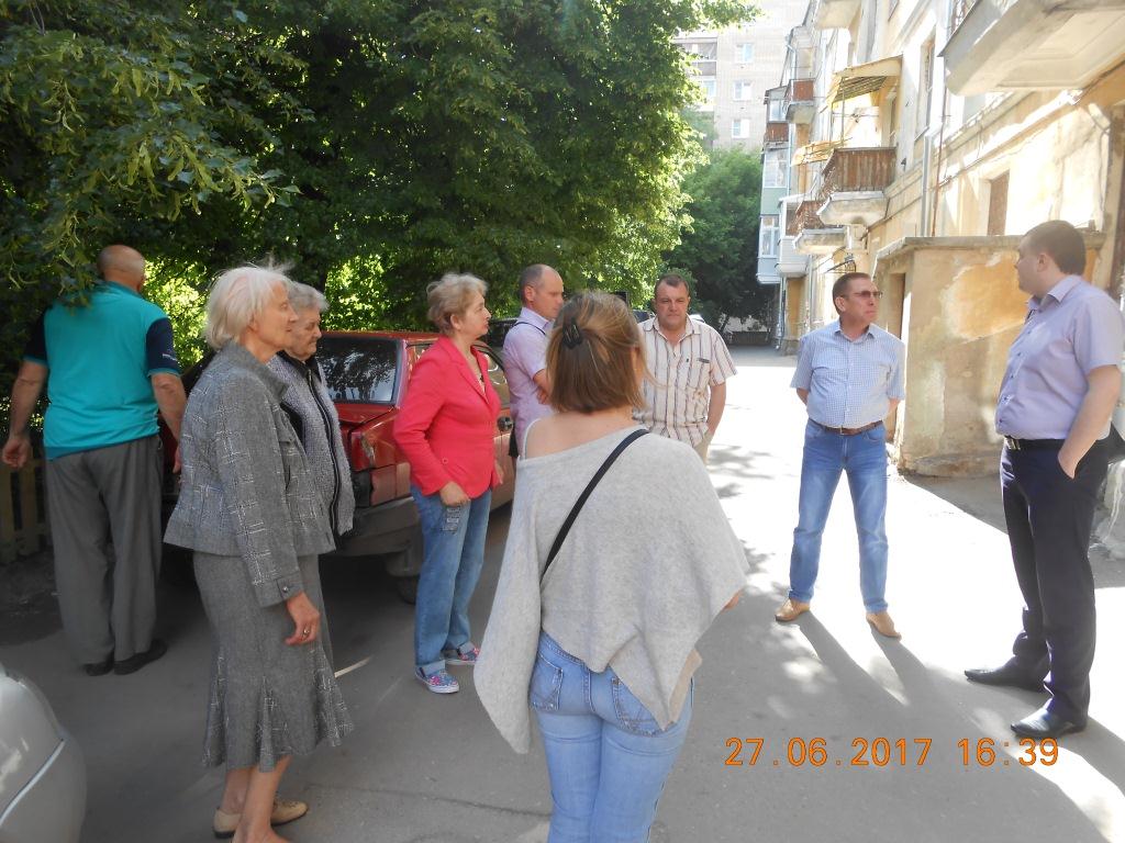 Проведены собрания жителей многоквартирных домов в связи с организацией платных парковок на центральных улицах города 28.06.2017