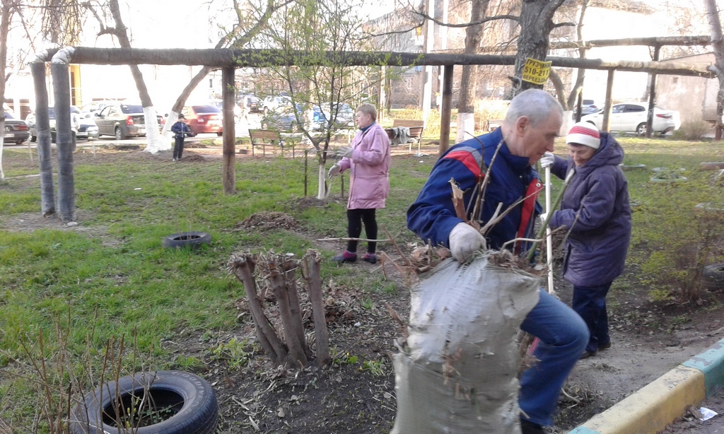 Жители Советского района проводят субботники на дворовых территориях 25.04.2018
