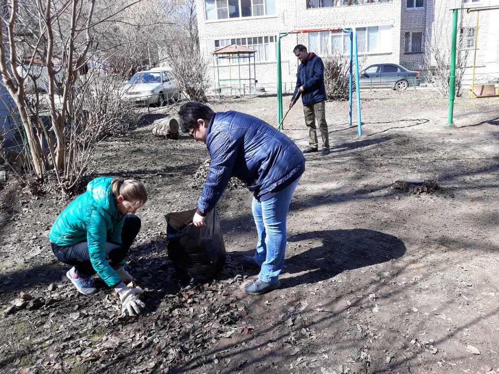 Жители Советского района проводят субботники на дворовых территориях 17.04.2018